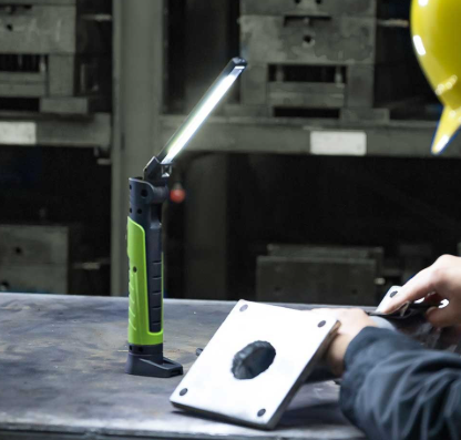 Lampada da Officina LED Fasano FG 207/B – Ultra Potente 700 Lumen, Snodata e Magnetica